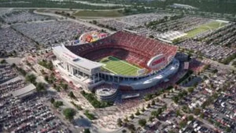 曼联困境英雄：弗格森离任阴影笼罩，引援失策与权力真空风险并行