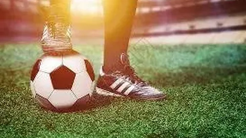 利物浦与伍尔弗汉普顿激战第25轮，2-1惊险取胜精彩瞬间回顾