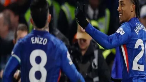 “传奇对决在即！萨拉赫社交媒体曝光与杰拉德战前同框照”